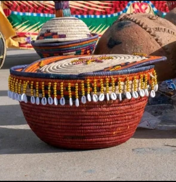 Panier tressé décoratif orné de perles et coquillages