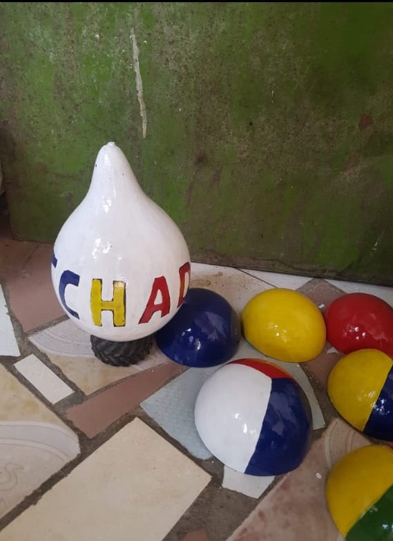 Calebasse peinte avec lettres CHAD et demi-sphères colorées
