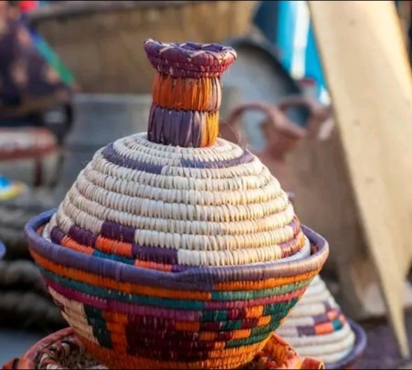 Corbeille tissée traditionnelle avec couvercle en fibres colorées