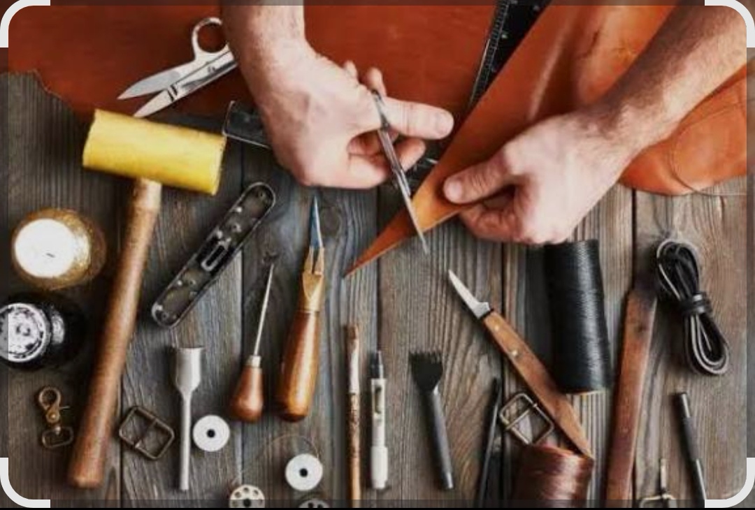 Main d'artisan sculptant une pièce de bois ajourée