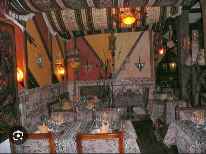 Salle décorée avec tissus et tapisseries ethniques
