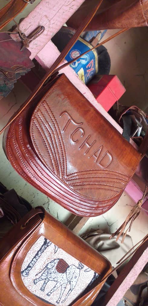 Sac en cuir brun gravé TCHAD avec motif éléphant
