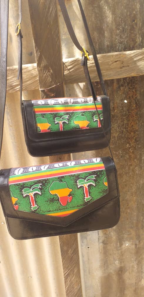 Sac noir avec motif carte d'Afrique vert et rouge