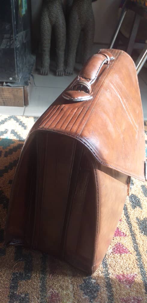 Sac à rabat en cuir avec panneau tressé multicolore